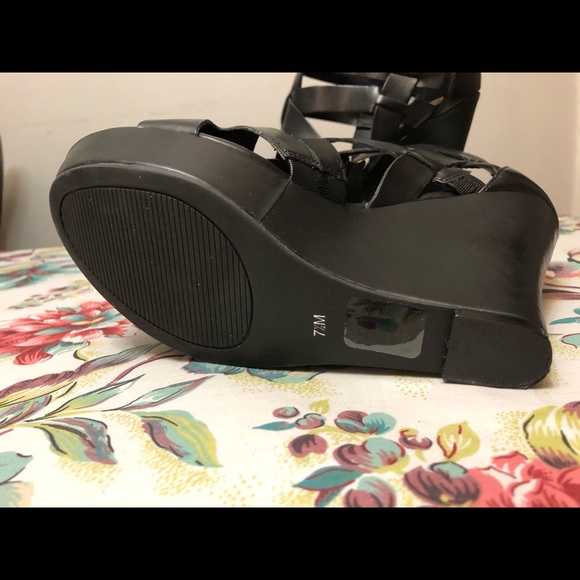 GUESS platform heels - Picture 3 of 8